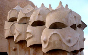 Schornstein-Figuren auf dem Dach der Casa Milà